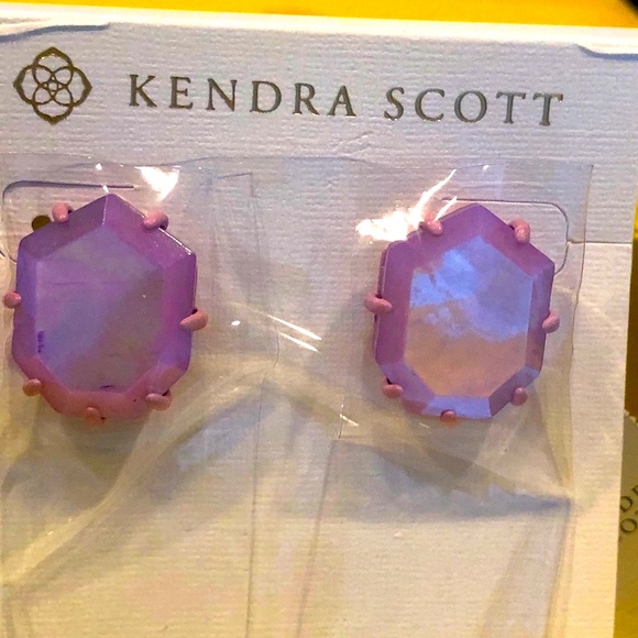 NWT Kendra Scott RARE & RETIRED Morgan Earrings Lilac Pearl Matte Beautiful! - Picture 3 of 16